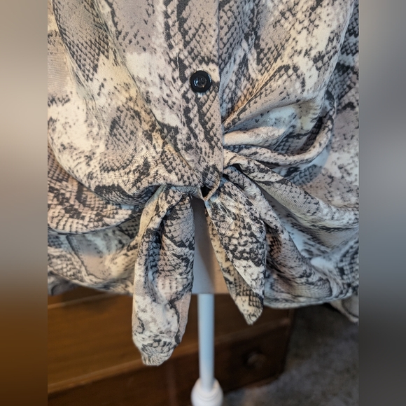 Snakeskin Button Down Blouse Long Sleeve SZ 2XL - Picture 4 of 14